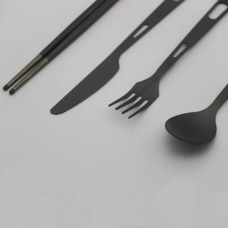 Stoviglie nere in titanio puro - Camping Cooking Set For 4 recensione e prezzo